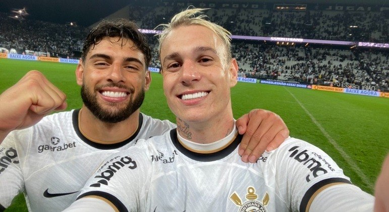Yuri e Guedes após marcarem os gols do 2 a 1 sobre o Atlético-GO, em 28/9, pelo Brasileirão