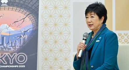 Yuriko Koike defende também uso de cachecol