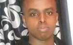 Em 7 de agosto, Yusuf Mohamoud, de 18 anos, foi morto a facadas em frente a um supermercado em Finchley, no norte de Londres. Dois meninos de 15 anos foram acusados do crime, e um terceiro suspeito é procurado. Imagens da cena mostram funcionários do supermercado saindo para atender a vítima gravemente ferida antes da chegada dos paramédicos