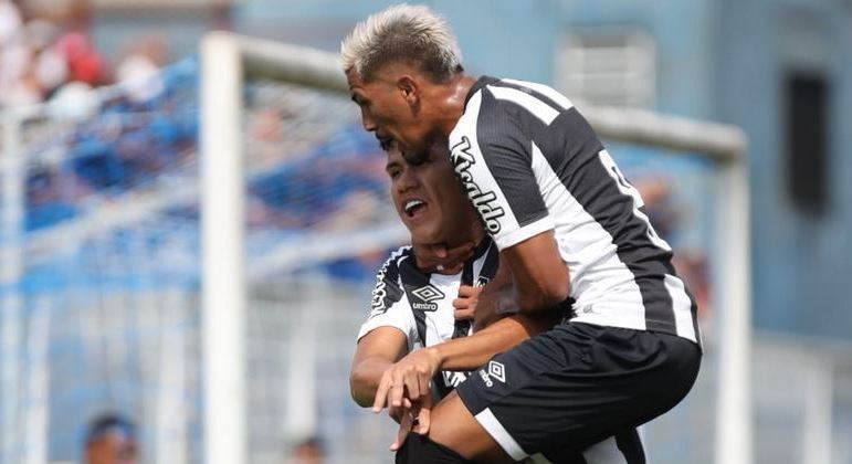 Zabala comemora o gol da classificação com Ivonei