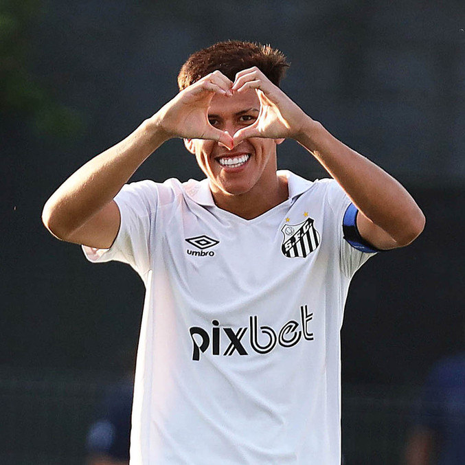 Zagueiro Zabala festeja seu gol pelo Santos no encerramento da primeira fase 