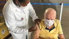 Zagallo recebe dose de reforço para idosos e defende vacinação