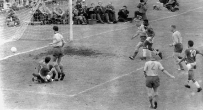 Zagallo (número 7) marcou o quarto gol na vitória sobre a Suécia por 5 a 2