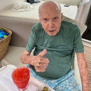 Zagallo curte o fim de ano e brinda 2022 em publicação no Instagram
