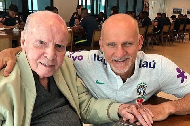 Em seu Instagram, ClÃ¡udio Taffarel, goleiro do Brasil na Copa de 1994, publicou uma foto com o ex-tÃ©cnico, que foi auxiliar da comissÃ£o brasileira naquele Mundial