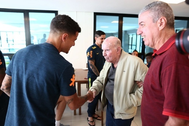 O meia-atacante Philippe Coutinho, do Barcelona, tambÃ©m pÃ´de conhecer o antigo jogador da seleÃ§Ã£o