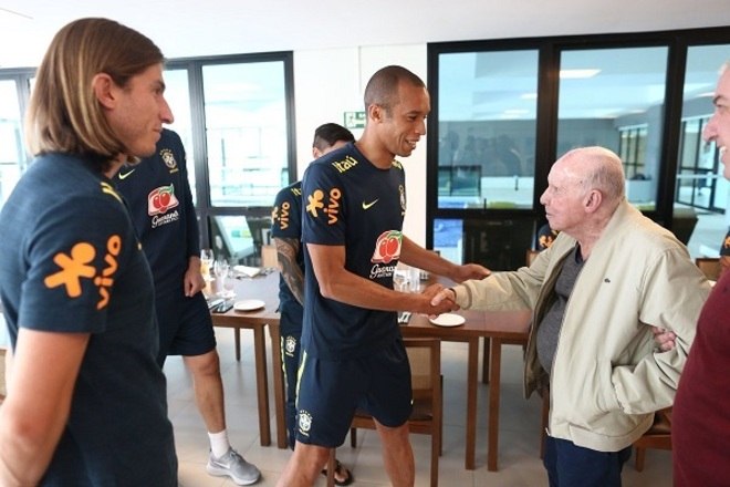 Outro zagueirÃ£o a receber Zagallo foi Miranda, titular da equipe de Tite