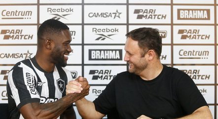 Zagueiro Bastos (à esquerda) é reforço do Botafogo