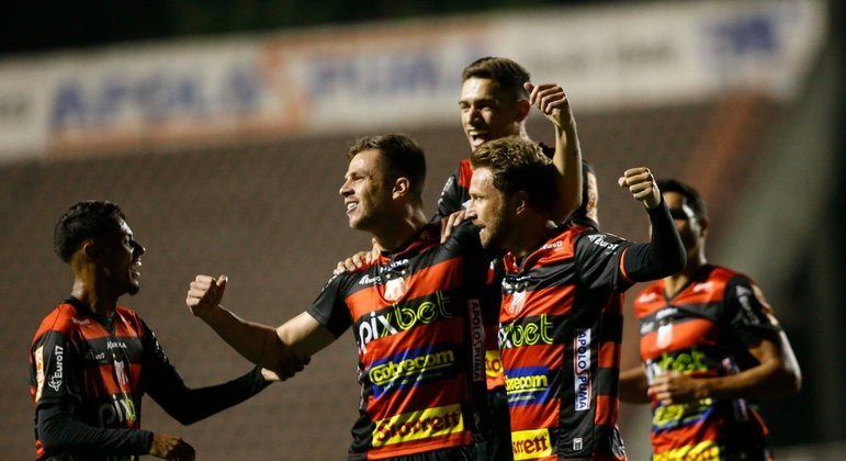 Zagueiro Bernardo comemora o gol da vitória