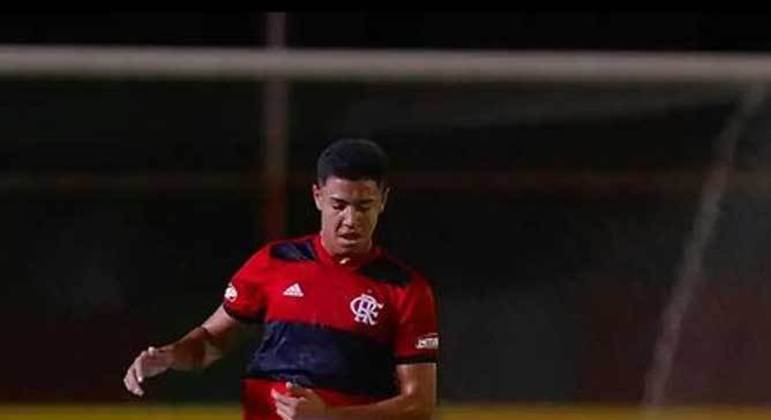 Zagueiro: Iago nasceu em 2005. O jogador ainda não tem contrato profissional com o Flamengo, mas está garantido no clube até, pelo menos, janeiro de 2024.