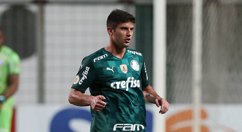 Zagueiro Kuscevic em ação pelo Palmeiras