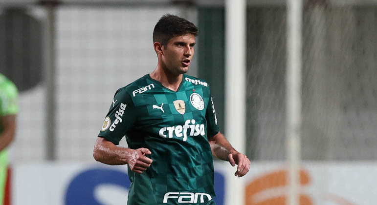 Zagueiro Kuscevic em ação pelo Palmeiras