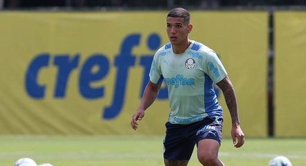 Zagueiro Naves em treino pelo Palmeiras