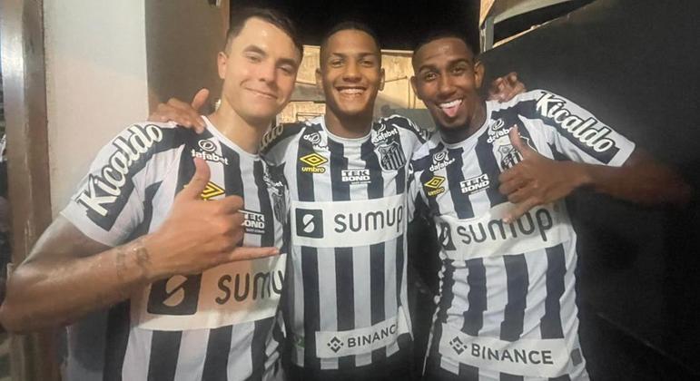Zanocelo, Ângelo e Rwan Seco logo após jogo no qual marcaram os gols santistas