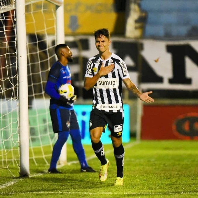 Zanocelo comemora gol do Peixe contra o Salgueiro pela Copa do Brasil