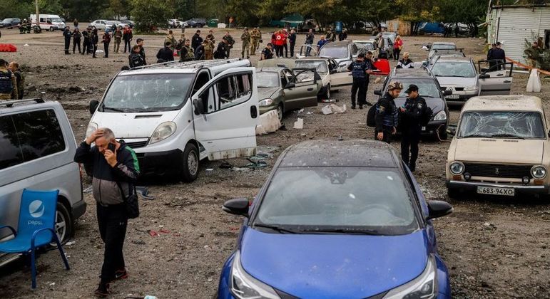 Vários carros destruídos e civis mortos em estrada próxima a Zaporizhzhia, na Ucrânia