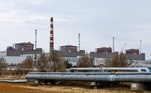 Motivo de preocupação da (AIEA) Agência Internacional de Energia Atómica, a usina nuclear de Zaporizhzhia, ocupada por militares russos desde o início da guerra contra a Ucrânia, teve que ser mais uma vez desconectada temporariamente da rede elétrica após um bombardeio russo no dia 17 de outubro. O local precisou operar por meio de geradores. Apesar de estar em posse dos russos, são funcionários ucranianos que mantêm a usina em operação. A Energoatom, agência estatal responsável por controlar a energia atômica na Ucrânia, pediu 'medidas urgentes' para desmilitarizar a planta nuclear