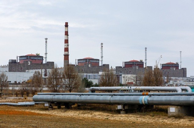 Motivo de preocupação da (AIEA) Agência Internacional de Energia Atómica, a usina nuclear de Zaporizhzhia, ocupada por militares russos desde o início da guerra contra a Ucrânia, teve que ser mais uma vez desconectada temporariamente da rede elétrica após um bombardeio russo no dia 17 de outubro. O local precisou operar por meio de geradores. Apesar de estar em posse dos russos, são funcionários ucranianos que mantêm a usina em operação. A Energoatom, agência estatal responsável por controlar a energia atômica na Ucrânia, pediu 'medidas urgentes' para desmilitarizar a planta nuclear