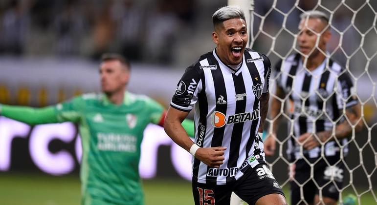 Zaracho marcou dois, um deles uma pintura, na vitória do Atlético-MG