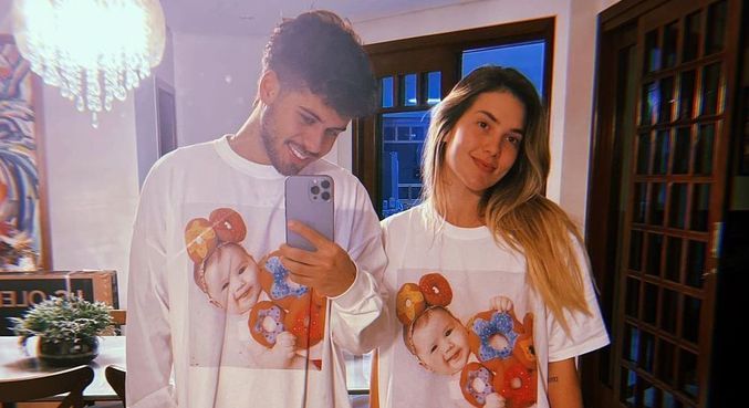 Zé Felipe e Virginia Fonseca usaram camisetas com estampa do rosto da filha