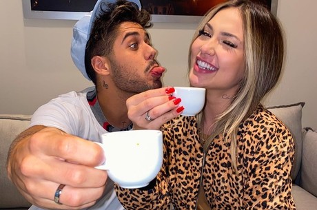 Casal exibiu alianças nas redes sociais 