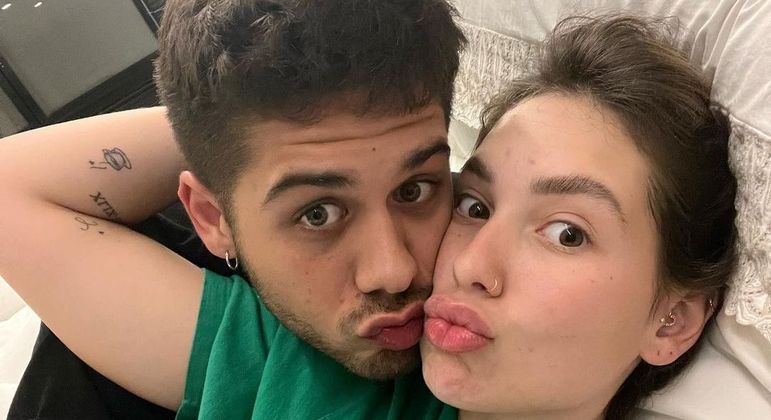Zé Felipe se irrita com internauta após comentário de Virgínia
