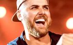 Zé Neto volta a cantar após problemas nos pulmões por uso de vape e preocupa fãs O vídeo de um show recente mostra que o sertanejo está com a voz rouca e até um pouco desafinada. Ele ainda teve covid-19 e quebrou três costelas recentemente, além de ter os pulmões prejudicados pelo uso do cigarro eletrônico