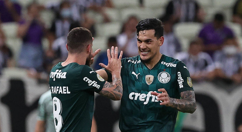 Zé Rafael comemora com Gustavo Gómez o belo gol que abriu caminho para a vitória