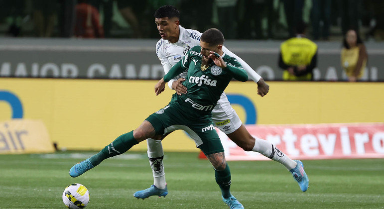 Zé Rafael disputa a bola no clássico entre Palmeiras e Santos pelo Brasileirão no Allianz Parque