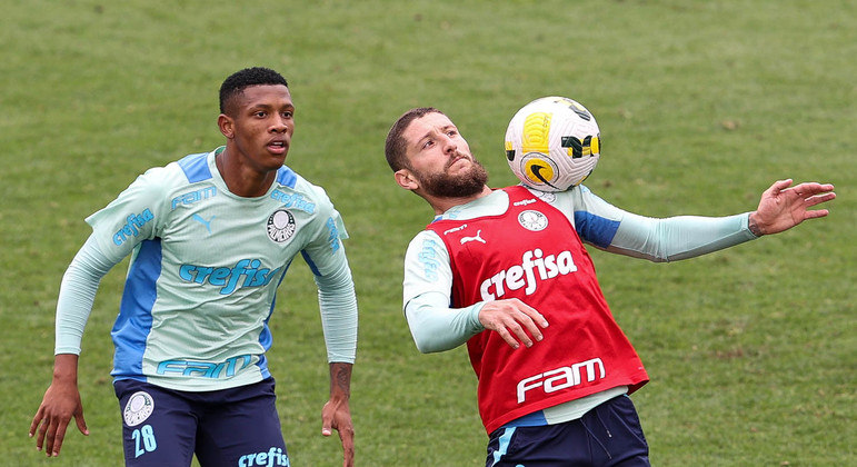Zé Rafael domina bola no peito enquanto é marcado por Danilo em treino do Palmeiras no CT