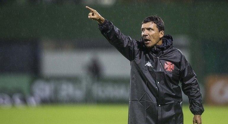 Zé Ricardo viu péssimo desempenho da equipe sob a forte chuva em Chapecó