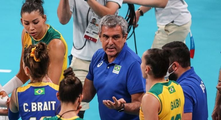 Zé Roberto Guimarães seguirá no comando da seleção brasileira de vôlei feminina até Paris 2024