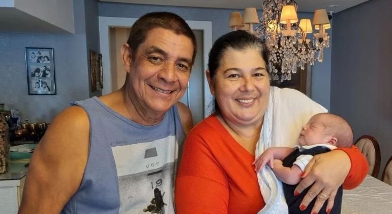 Zeca Pagodinho e a esposa com o neto recém-nascido