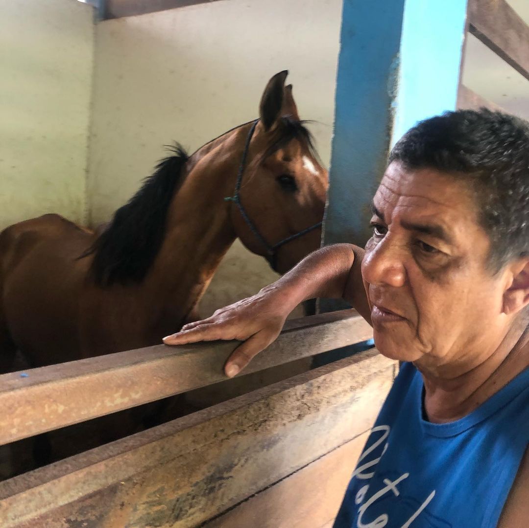 Em Nova York, Zeca Pagodinho dá palpite para jogo do bicho e diverte fãs