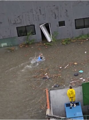 Os acidentes envolvendo água não se limitam ao mar, lagoas ou piscina. Até mesmo a chuva intensa pode ser um risco. Em março desse ano, um zelador se arriscou ao pular em uma enchente, na região de Moema, área nobre da zona sul de São Paulo, para salvar um motorista, que estava preso dentro de um carro. Adelmo Marinho atravessou a rua a nado e ainda percorreu mais um trecho até chegar ao local onde o homem estava preso, no subsolo de um edifício, que tinha sido tomado pela água. 