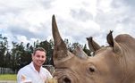 Este é o tratador Chad Staples, diretor administrativo do parque australiano Featherdale Sydney Wildlife Park e recentemente uma sensação no Instagram, com belíssimas fotos de animais. Ao lado dele, um rinoceronte tirando a barriga da miséria