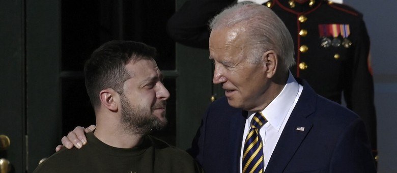 Volodmir Zelenski (à esq.) em visita a Joe Biden, em Washington (Olivier Douliery/AFP - 21.12.12021)
