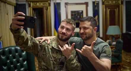Zelenski  em encontro com militar ucraniano 