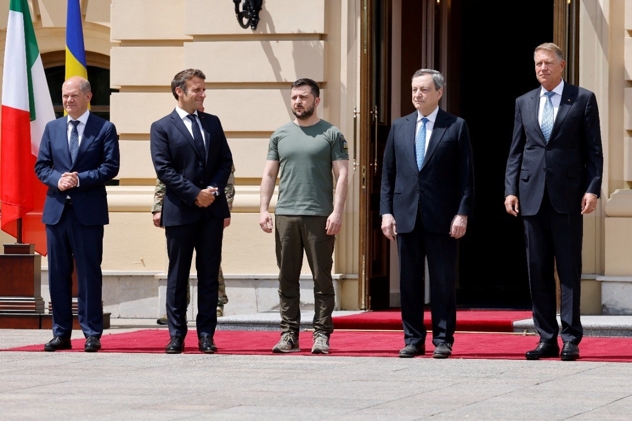 Além de promoverem inúmeras sanções à Rússia e o envio de armas à Ucrânia, vários líderes europeus quiseram mostrar apoio com visitas a Zelenski, entre eles o presidente da França, Emmanuel Macron, e o chanceler alemão, Olaf Scholz