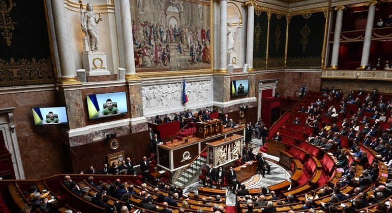 Presidente da Ucrânia, Volodmir Zelenski, durante pronunciamento ao Parlamento da França