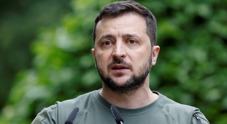 Volodmir Zelenski continua pedindo armas para conter invasão russa