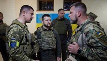 Zelenski visita o leste da Ucrânia, e Rússia intensifica cerco à região