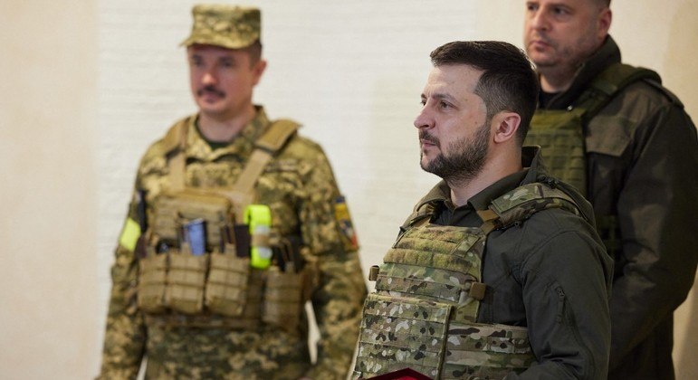 Volodmir Zelenski durante visita ao leste da Ucrânia
