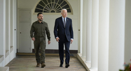 Zelensky e Biden caminham pela Casa Branca