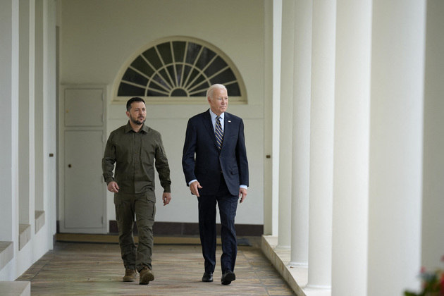O presidente da Ucrânia, Volodmir Zelensky, se encontrou com o presidente dos EUA, Joe Biden, na quinta-feira (21) e recebeu garantias de que receberá armamentos para que Kiev enfrente as tropas russas. A Casa Branca, porém, informou que o governo da Ucrânia não receberá mísseis de longo alcance.