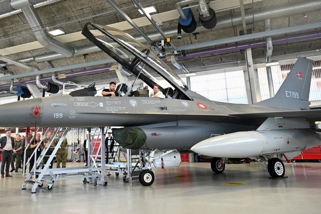 O F-16 tem capacidade para levar até dois militares em seu cockpit. Os dois ocupantes são protegidos por uma espécie de bolha rígida, que garante visibilidade e aerodinâmica