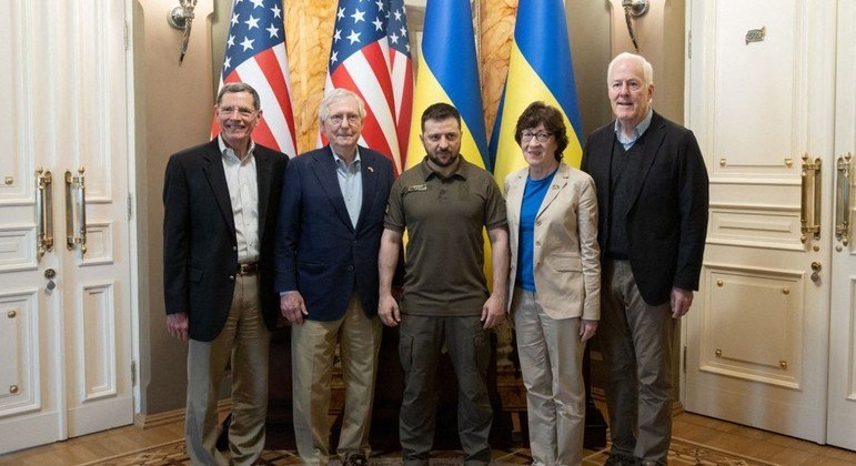 Zelenski se reuniu com parlamentares norte-americanos neste sábado (14)