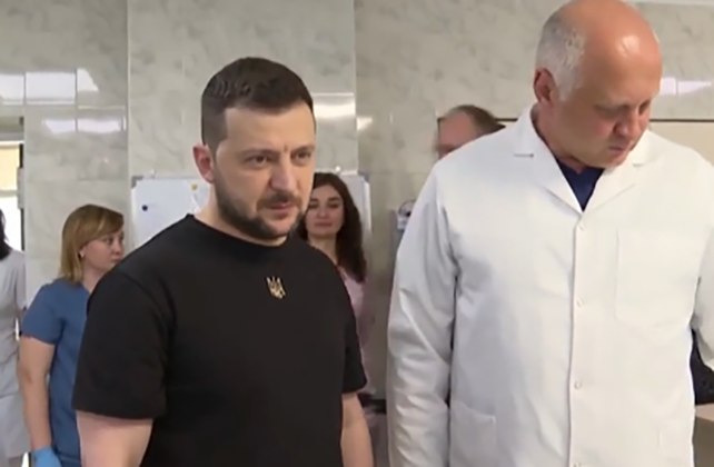 Zelensky também visitou um centro médico e conversou com pessoas que fugiram de Mariupol, cidade devastada pela guerra.