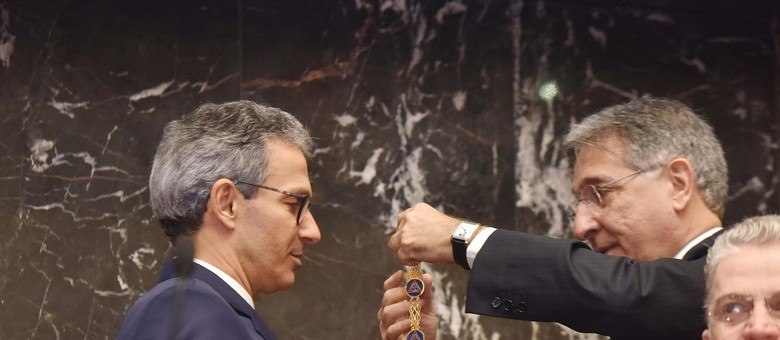 Digite a legenda da foto aqui