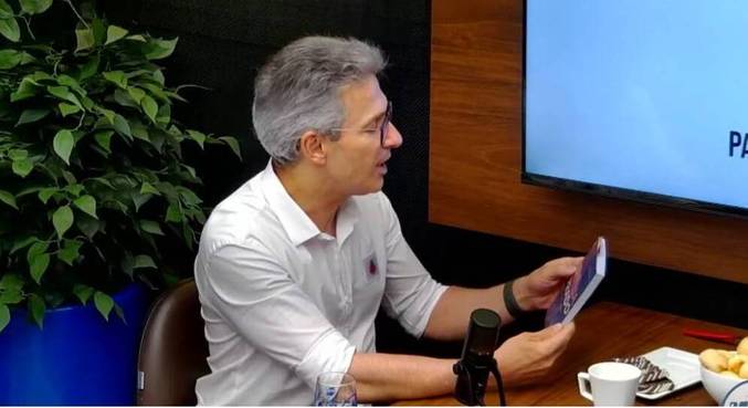 Zema agradeceu pelo presente e disse que vai ler o livro